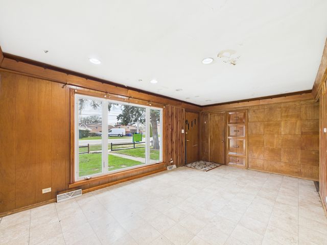 8718 Plainfield Road, Lyons, IL 60534