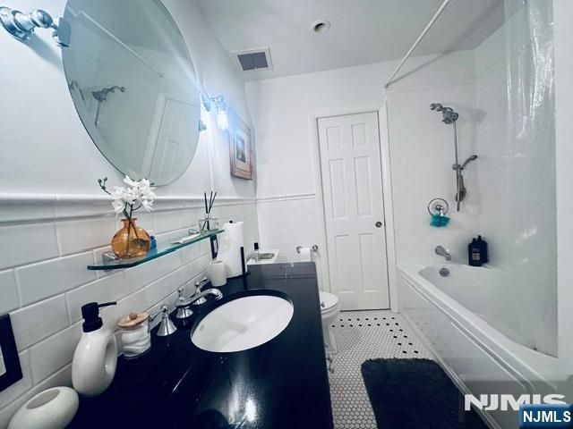 573 Kiowa Drive, Franklin Lakes, NJ 07417