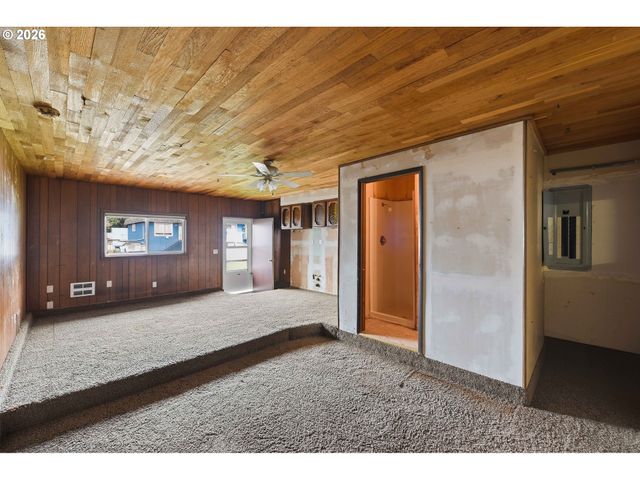 955 STATE St, North Bend, OR 97459