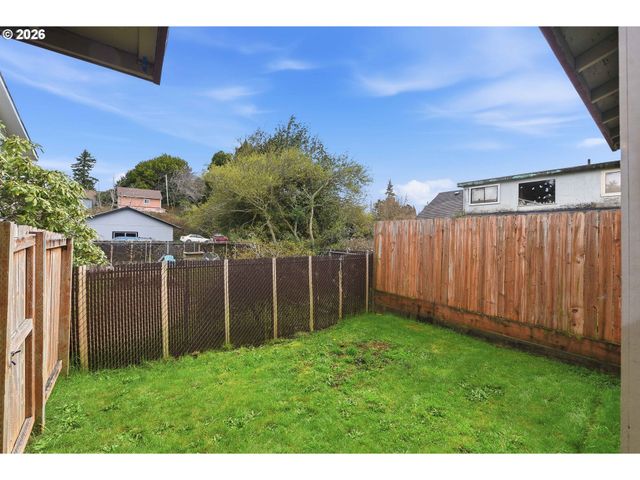 955 STATE St, North Bend, OR 97459