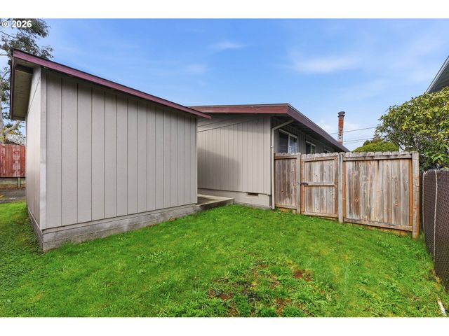 955 STATE St, North Bend, OR 97459