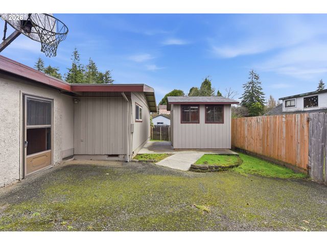 955 STATE St, North Bend, OR 97459