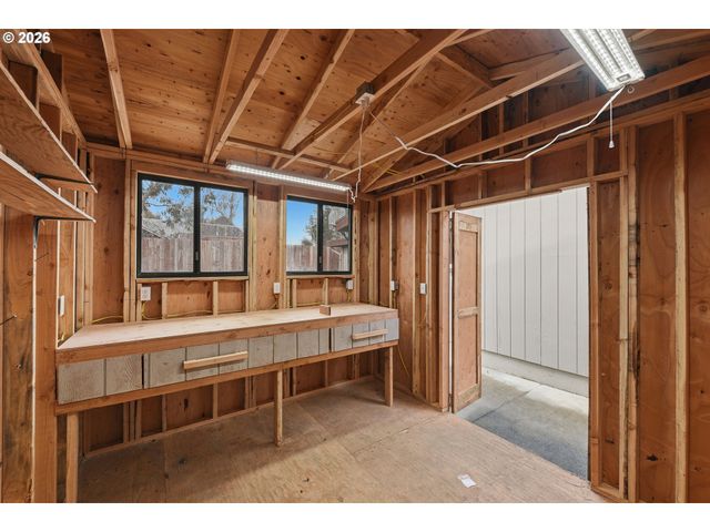 955 STATE St, North Bend, OR 97459