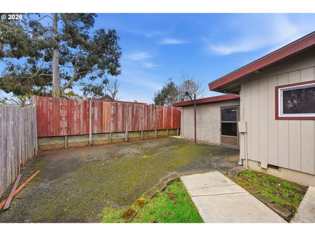 955 STATE St, North Bend, OR 97459