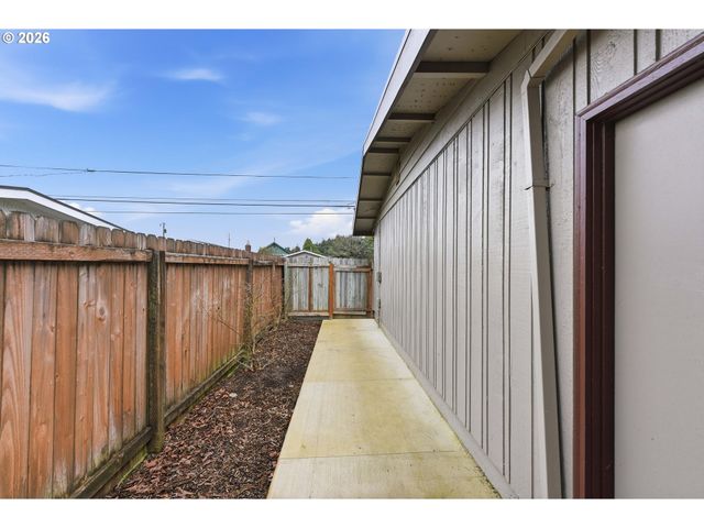 955 STATE St, North Bend, OR 97459