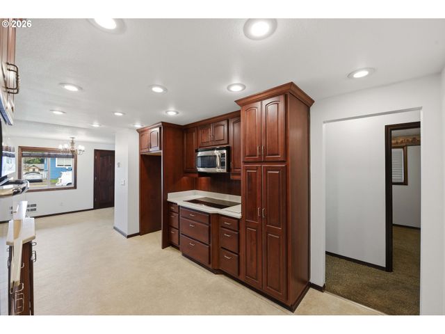 955 STATE St, North Bend, OR 97459