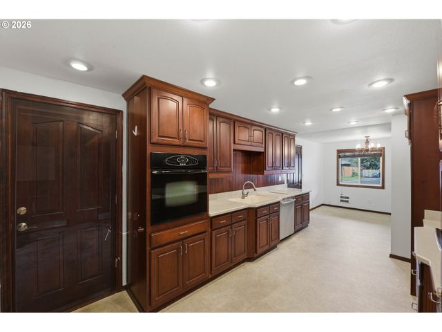 955 STATE St, North Bend, OR 97459