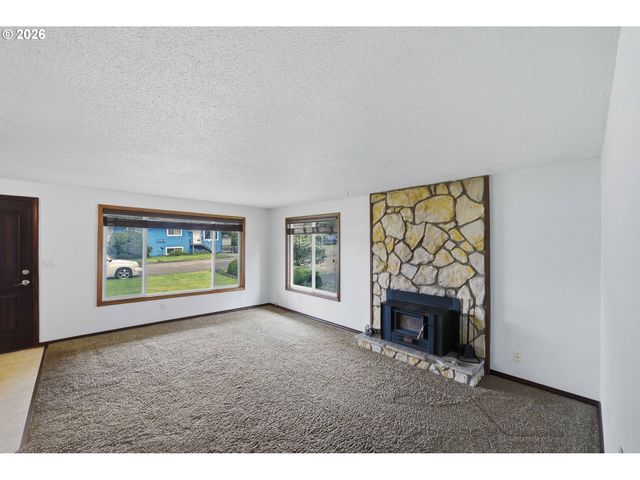 955 STATE St, North Bend, OR 97459