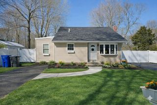 54 Wilbur St, Raynham, MA 02767