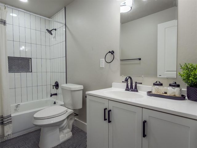 705 E Springer Avenue, Guthrie, OK 73044