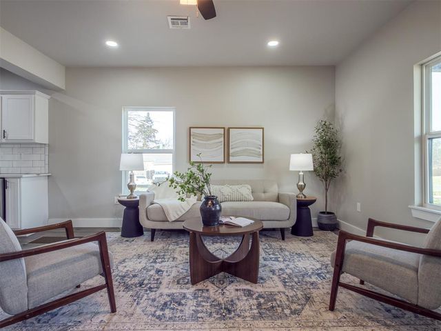 705 E Springer Avenue, Guthrie, OK 73044