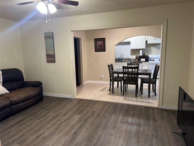 209 18th Avenue N, Texas City, TX 77590