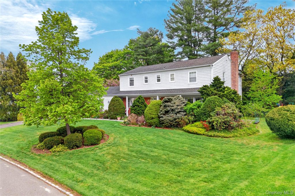 58 Hummingbird Drive, East Hills, NY 11576