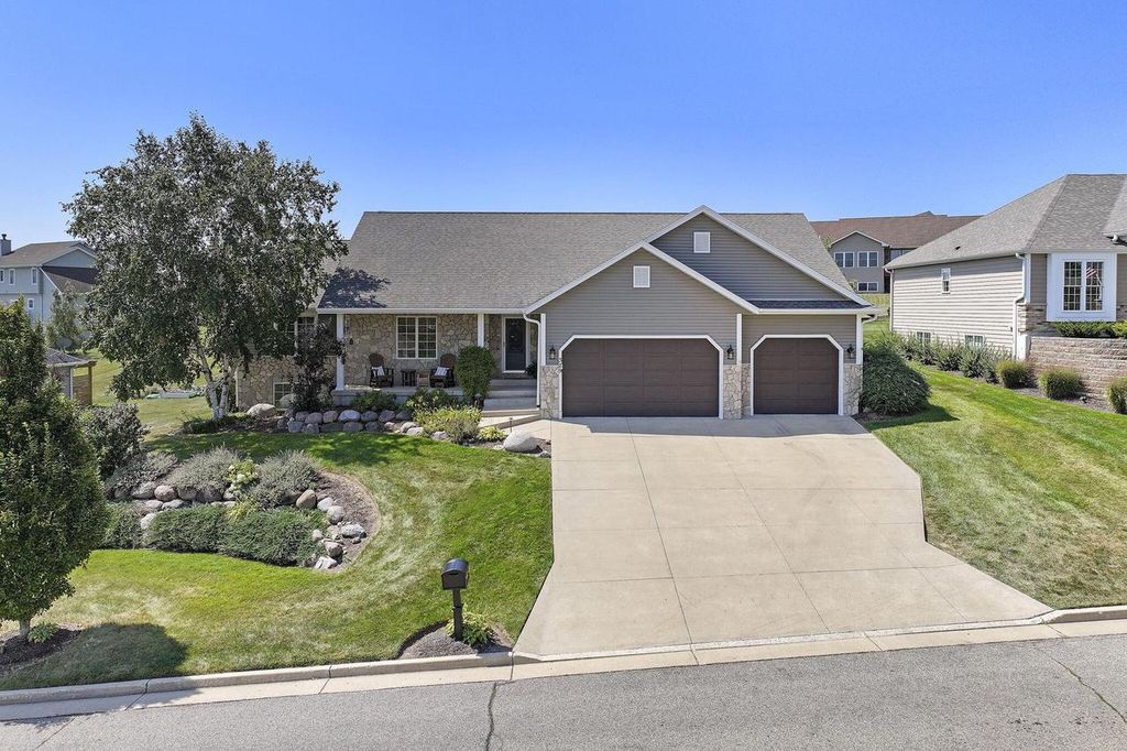 329 S Stone Ridge DRIVE, Lake Geneva, WI 53147