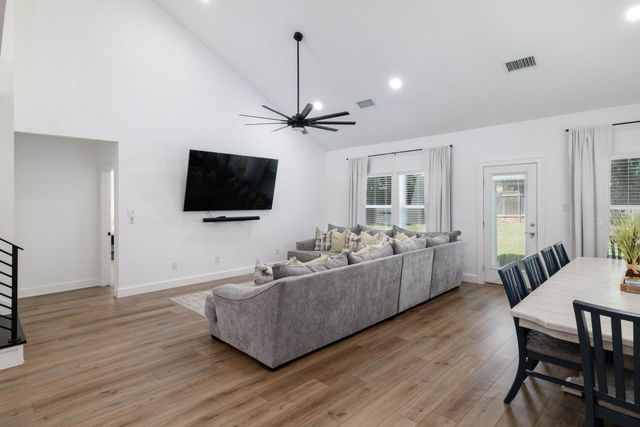 105 Greenspire Downs DR, Hutto, TX 78634