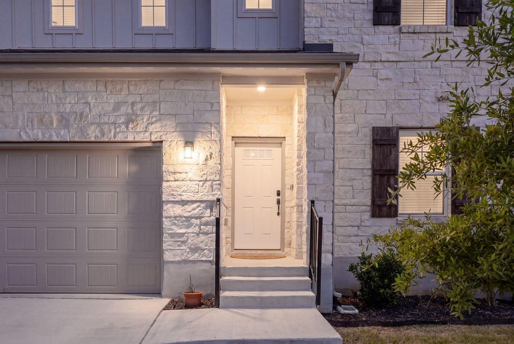 105 Greenspire Downs DR, Hutto, TX 78634