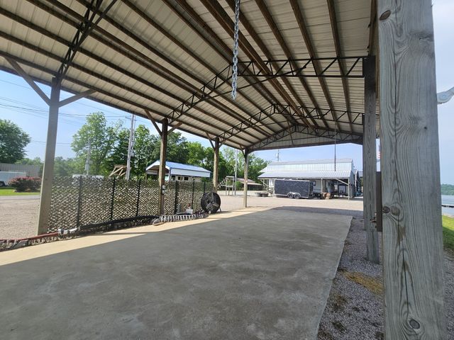 885 River Front Dr, Clifton, TN 38425