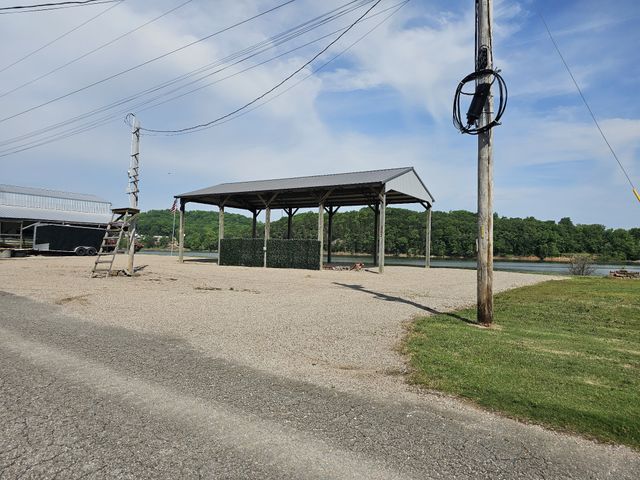 885 River Front Dr, Clifton, TN 38425