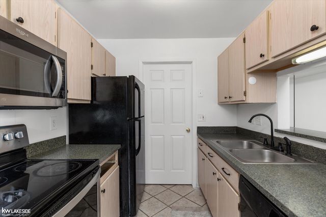 22241 Atlantic Points, Farmington Hills, MI 48336