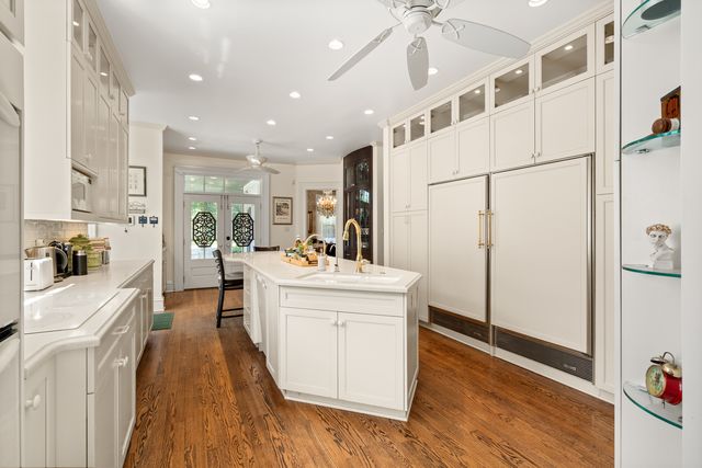 201 Scottswood Road, Riverside, IL 60546