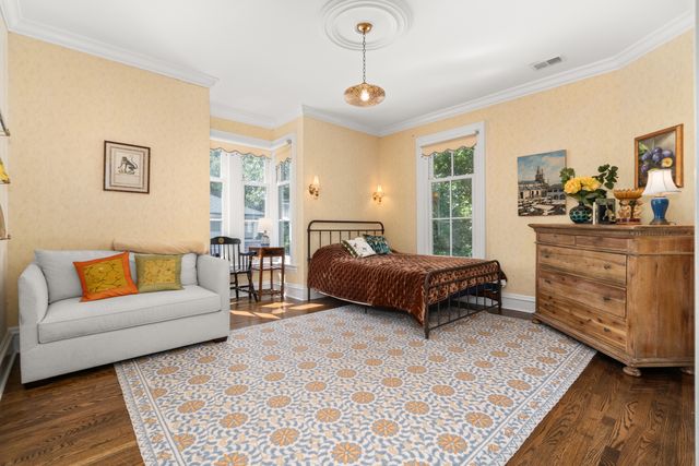 201 Scottswood Road, Riverside, IL 60546