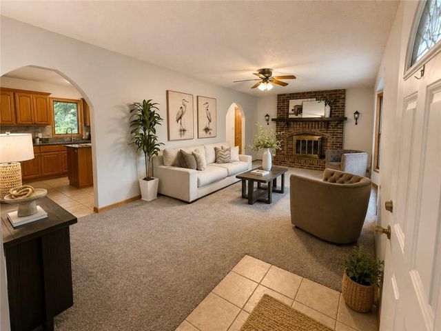 815 Kouns Lane, Edwardsville, KS 66111