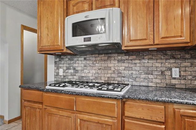815 Kouns Lane, Edwardsville, KS 66111