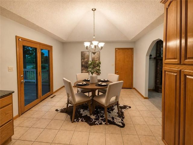 815 Kouns Lane, Edwardsville, KS 66111