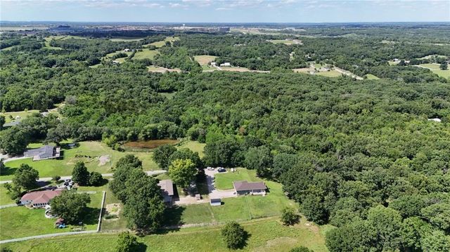 815 Kouns Lane, Edwardsville, KS 66111