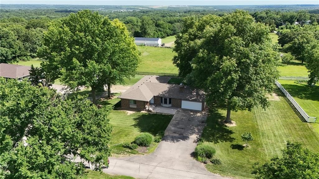 815 Kouns Lane, Edwardsville, KS 66111