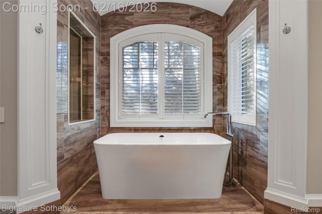 341 Lowell Court, Bloomfield Charter Township, MI 48304