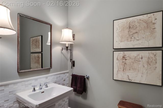 341 Lowell Court, Bloomfield Charter Township, MI 48304