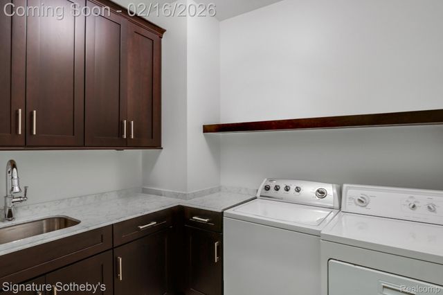 341 Lowell Court, Bloomfield Charter Township, MI 48304