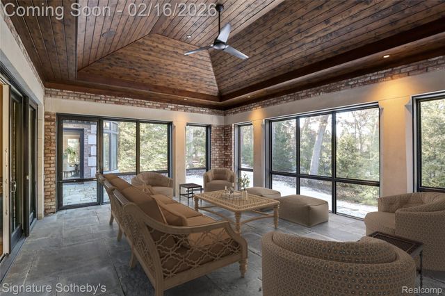 341 Lowell Court, Bloomfield Charter Township, MI 48304