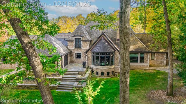 341 Lowell Court, Bloomfield Charter Township, MI 48304