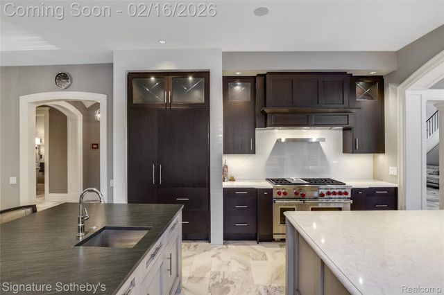 341 Lowell Court, Bloomfield Charter Township, MI 48304