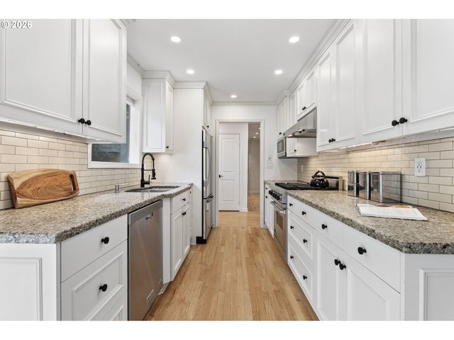 3227 Nw LURAY Ter, Portland, OR 97210