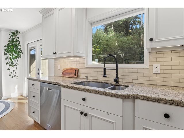 3227 Nw LURAY Ter, Portland, OR 97210
