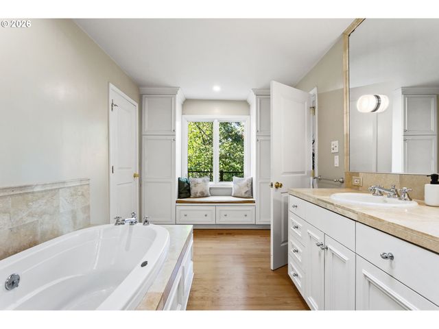 3227 Nw LURAY Ter, Portland, OR 97210