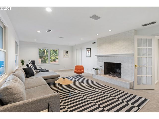 3227 Nw LURAY Ter, Portland, OR 97210
