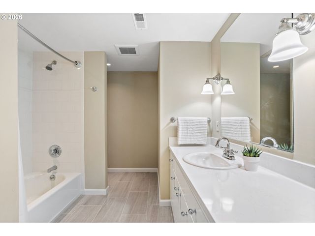 3227 Nw LURAY Ter, Portland, OR 97210