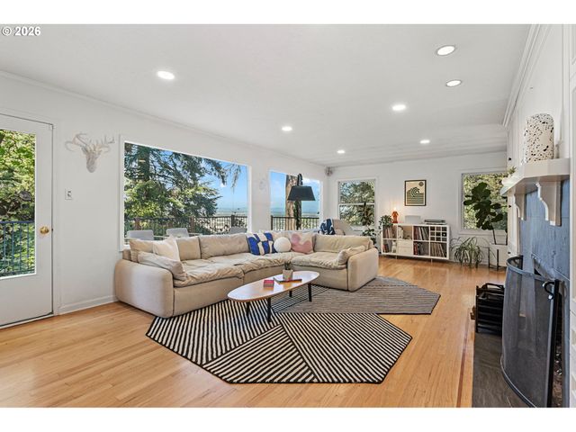3227 Nw LURAY Ter, Portland, OR 97210