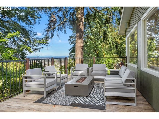3227 Nw LURAY Ter, Portland, OR 97210