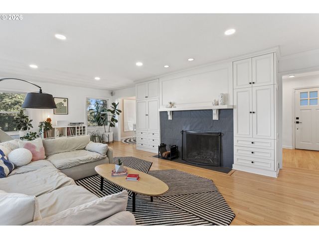 3227 Nw LURAY Ter, Portland, OR 97210