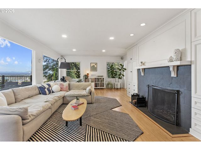 3227 Nw LURAY Ter, Portland, OR 97210