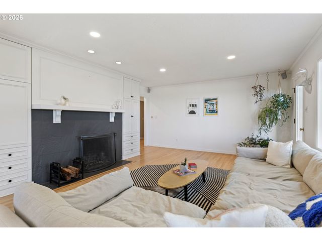 3227 Nw LURAY Ter, Portland, OR 97210