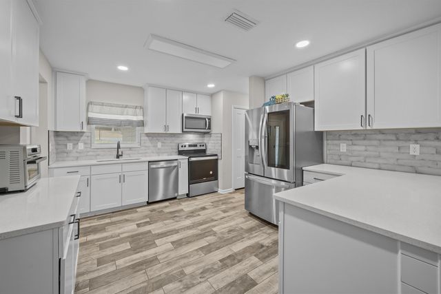 232 Kyte Rd, San Mateo, FL 32187