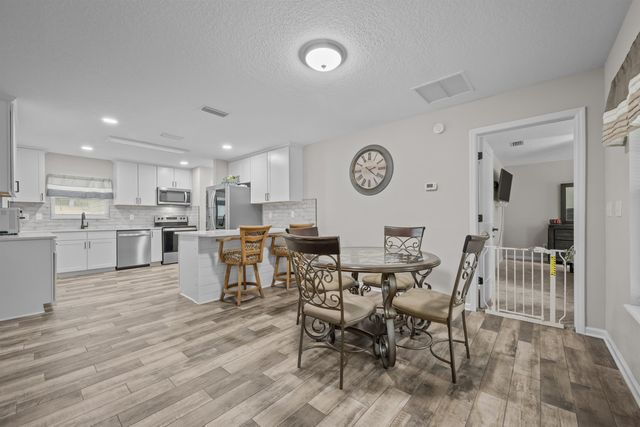 232 Kyte Rd, San Mateo, FL 32187