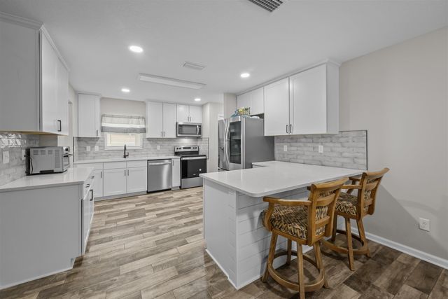 232 Kyte Rd, San Mateo, FL 32187