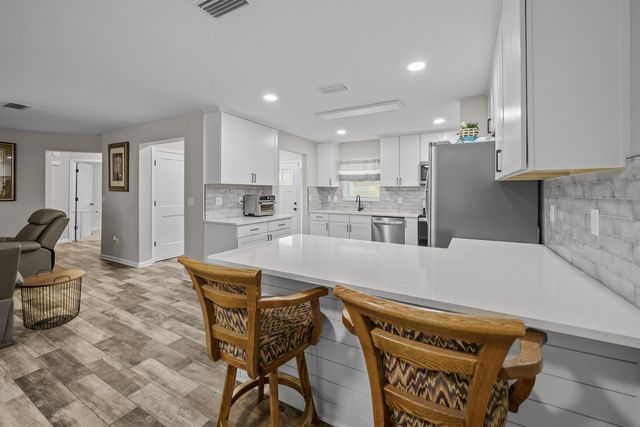 232 Kyte Rd, San Mateo, FL 32187